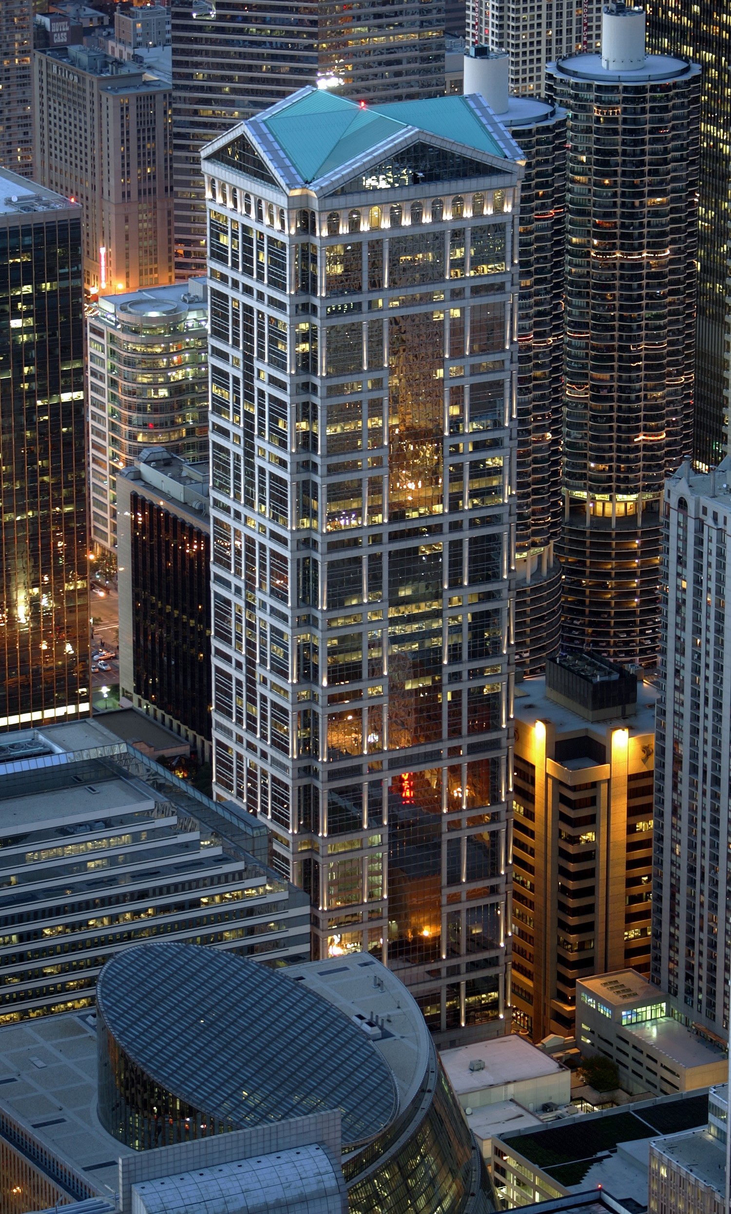 77 West Wacker Drive, Chicago - Night view from Sears Tower. © Mathias Beinling